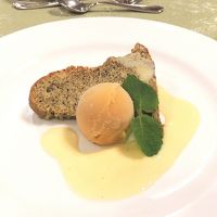 紅茶ケーキのシャーベット添え。