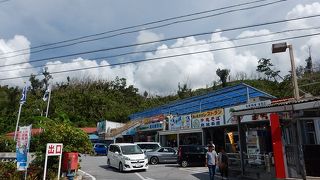 沖縄自動車道を下りてすぐ。美ら海の割引券を売っています。
