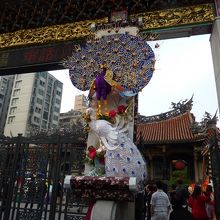 クジャクの飾り物。横には電光掲示版がついていました