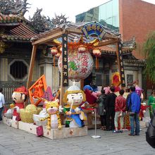 お祭りの名残、人形の通路を通ると願い事が、、、