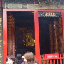 本堂の後面には儒教関係の祠が幾つもあります