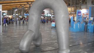 珍妙なオブジェと座る場所が少ない…