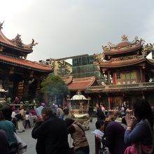 本堂の読経に合わせ、皆さんお祈りしていました