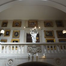 ２階を見上げれば、そこにはセーヴル焼の大きな立像