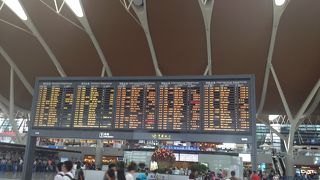 本当に大きな立派な空港です