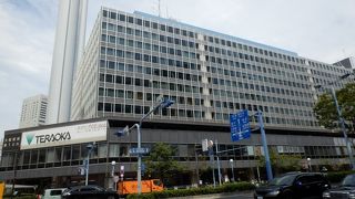 ショッピングとオフイスの総合ビル