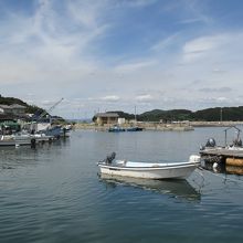 島々に囲まれ穏やかな漁港