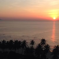 ベランダからの眺め。地元の方が朝早くから泳いでます。