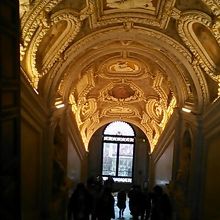 宮殿内の階段です。