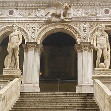 宮殿内の中庭です。