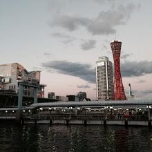 夕闇が生えるポートタワー