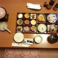 個室で、いろいろを少しずつが嬉しい、おいしい朝ごはんでした。