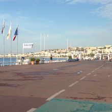 右手の白いラインがランナー用のレーン表示