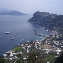 カプリ島山頂から見た船着場の風景