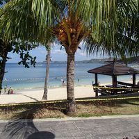 ホテルのビーチです。ビーチはよく整備されています。透明度はま