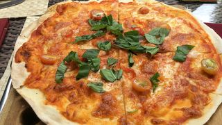 ピザ釜がある美味しいピザ ・イタリアン ～スリー・モンキーズ・カフェ～