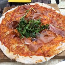 生地は薄いので、オヤツ感覚でビールでも飲みながら、どうぞ。