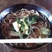 山頂で食べられる「山菜そば」