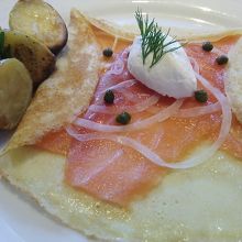 サーモンのクレープ　11.95ドル