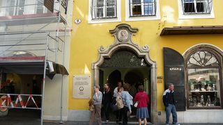 人通りの多いところにあります