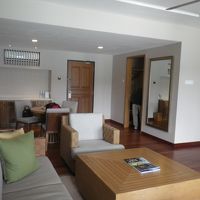 クリフビューのリビングです。ソファは手前にも続いています。