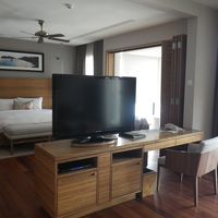 リビング側から見たベッドルーム。TVは両側から見ることが可。