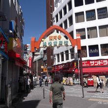 駅側の歩道から望む