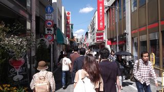 駅に向かう人と、地元民の合流