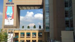 カフェ＆レストランを中心としたテナント+ワシントンホテル＝今や桜木町の象徴です。