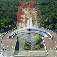 エレベータ内からガラス越しにホテル入口が見えます。