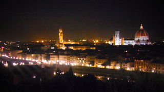 左にはフィレンツェの街、右にはダビデ像