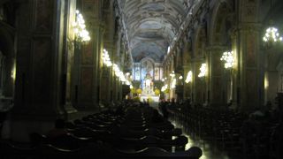 見事な造作の大きな大聖堂です。