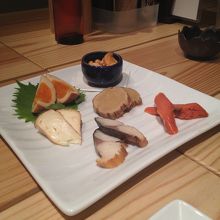 スモークしたおつまみの盛り合わせ