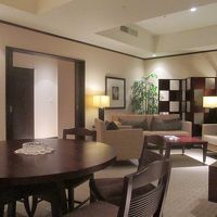 客室に入ると、まずはリビングルーム