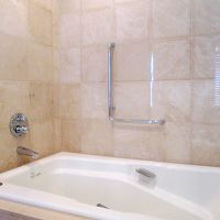 バスタブはジャグジーバス、壁にはテレビ