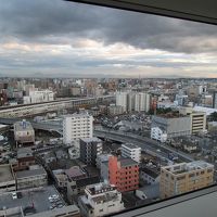 大きな窓からの眺めも良いですよ…黒い雲が恨めしいですが