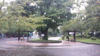 地下鉄ひと駅に渡る公園