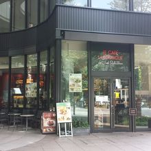 鍛冶橋通り沿いです。