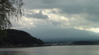 徒歩で渡り、河口湖の風景を楽しみました