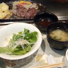 目の前の鉄板焼きパフォーマンスも味のうちです