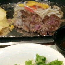 ミディアムレアで焼いて頂きました。とにかく柔らかくてジューシ