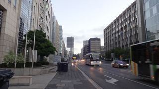 ブリュッセル広場から北に向かう交通量の多い通りです