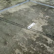 本丸跡の地面には、かつての間取りが描かれています