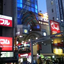 中野駅北口から商店街入口を望む