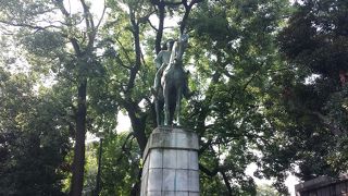 牛ヶ淵沿いに建つ像