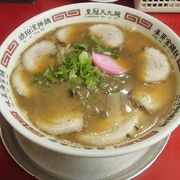 ちゃーしゅー麺です。表面を覆い尽くす量のチャーシューがのっかっています。