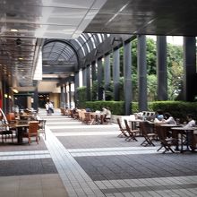 泉ガーデン側の出口付近のカフェ