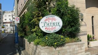 このお店で一躍有名になったのが、長すぎるエクレアで、一日、30食限定品となっています。その他にも各種デザートが有ります。