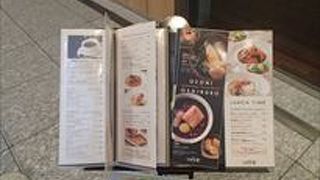 ここでは、ショッピングで疲れた際に、甘いものとして、おぞうにやおしるこを食べる事のできるお店です。