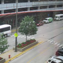 ヒルトンと駐車場の間にあるホテル送迎バス乗り場